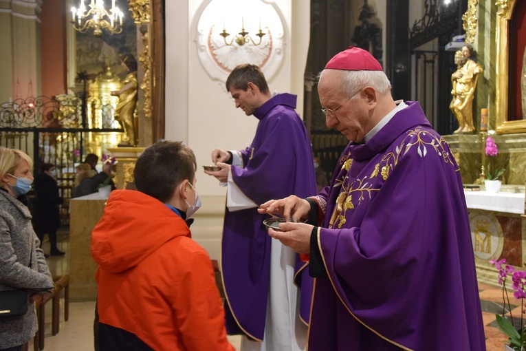 Środa Popielcowa w katedrze łowickiej