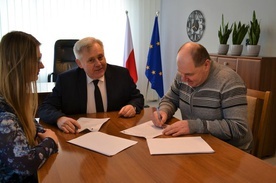 Władysław Cebula jako pierwszy w gminie podpisuje umowę.