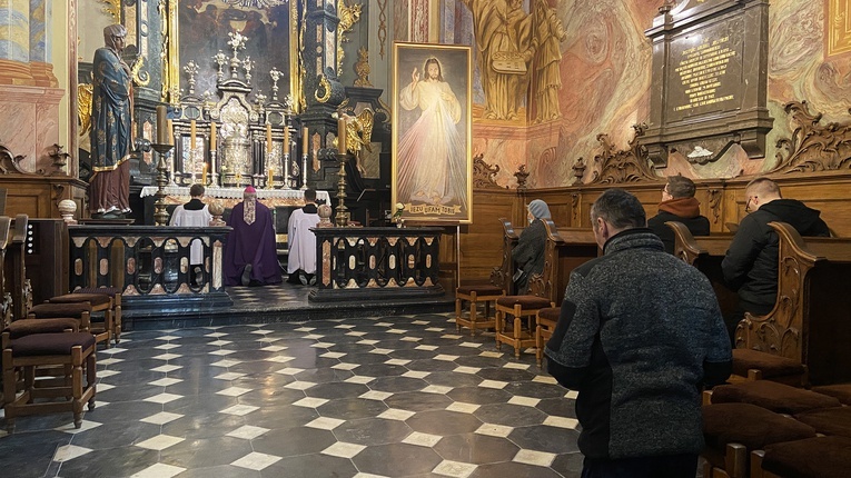 Nabożeństwo w kaplicy Najświętszego Sakramentu.