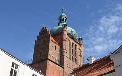 Wieża Zegarowa i fragment Opactwa Pobenedyktyńskiego w Płocku - obecnie siedziba Kurii Diecezjalnej Płockiej.