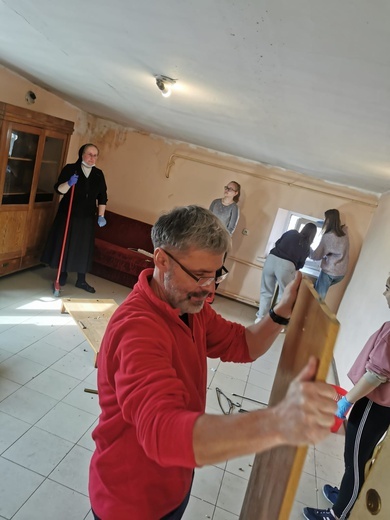 Prace związane z przygotowaniem miejsc noclegowych w parafii św. Michała Archanioła koordynuje proboszcz ks. Arkadiusz Paśnik. 