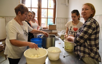 Panie z Ukrainy pomagają w przygotowaniu posiłku.