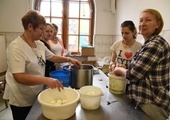 Panie z Ukrainy pomagają w przygotowaniu posiłku.