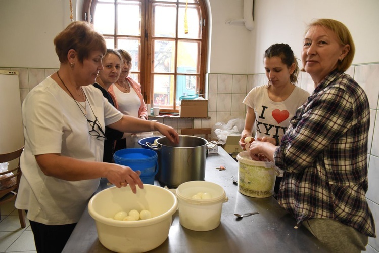 Panie z Ukrainy pomagają w przygotowaniu posiłku.