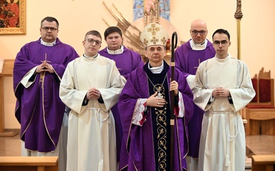 Wspólne zdjęcie z biskupem i moderatorami świdnickiego WSD.