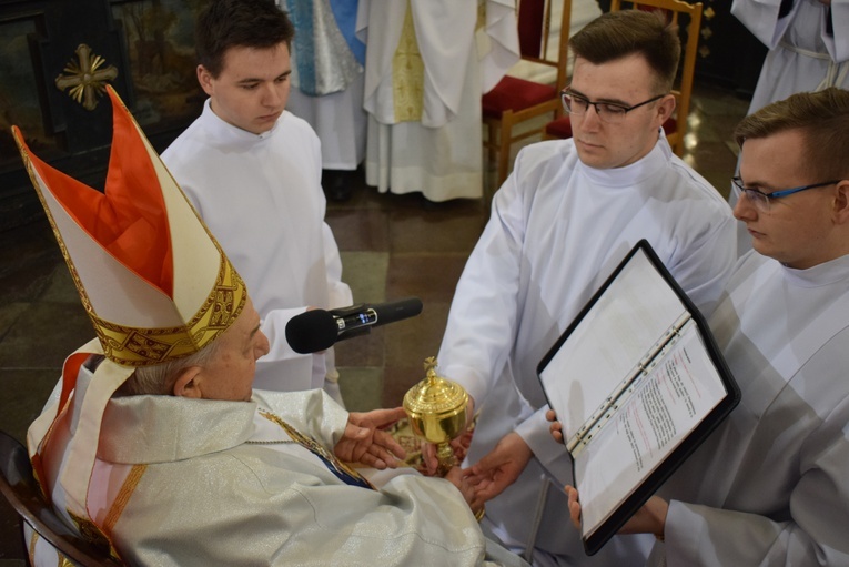 Obrzęd udzielenia posług lektoratu i akolitatu