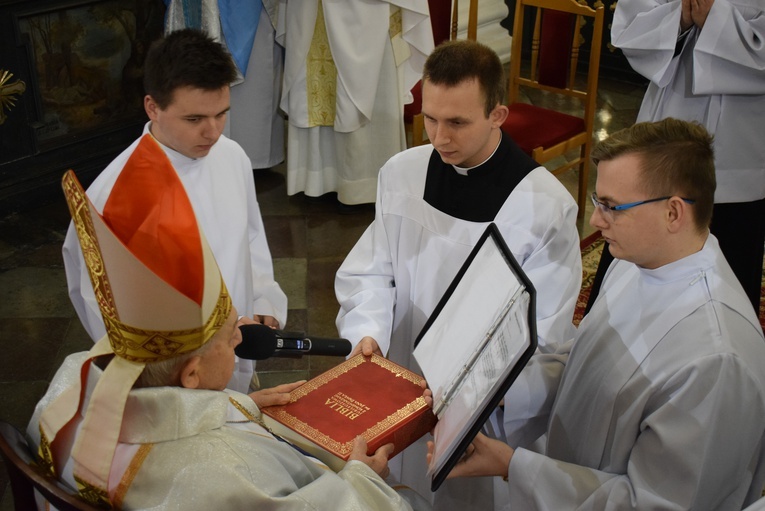 Obrzęd udzielenia posług lektoratu i akolitatu