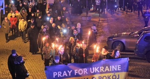 Uczestnicy międzyreligijnej modlitwy szli ulicami bielskiej starówki.