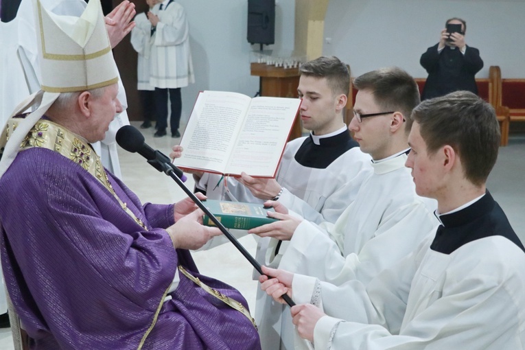 - Przyjmij księgę Pisma Świętego i wiernie przekazuj słowo Boże, aby coraz mocniej działało w sercach ludzkich - mówił bp Szlachetka.