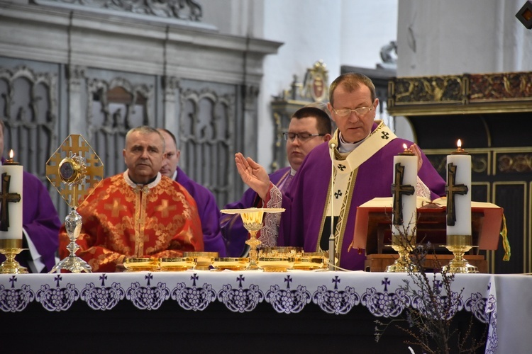 Abp Tadeusz Wojda przewodniczył Mszy św. w intencji pokoju w Ukrainie.