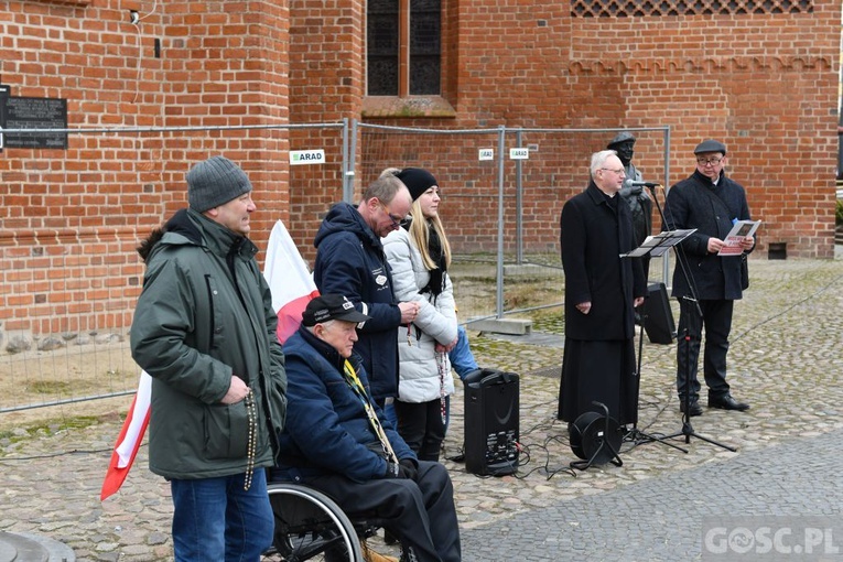 Modlitwa o pokój przy katedrze