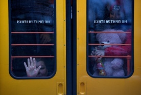 Najtrudniejszy jest płacz dzieci, które żegnają się z ojcami zostającymi na Ukrainie