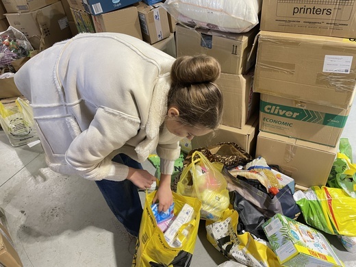Przygotowania do transportu darów na Ukrainę w magazynie Caritas Diecezji Bielsko-Żywieckiej w Janowicach