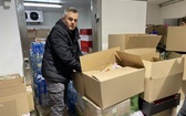 Przygotowania do transportu darów na Ukrainę w magazynie Caritas Diecezji Bielsko-Żywieckiej w Janowicach