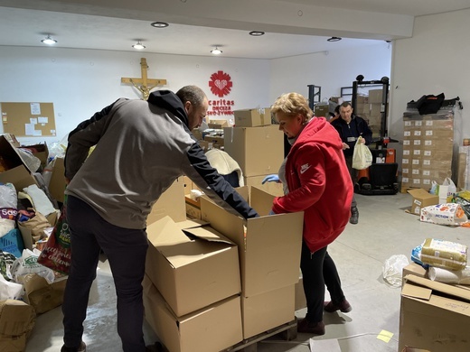 Przygotowania do transportu darów na Ukrainę w magazynie Caritas Diecezji Bielsko-Żywieckiej w Janowicach