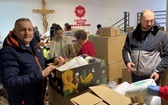 Przygotowania do transportu darów na Ukrainę w magazynie Caritas Diecezji Bielsko-Żywieckiej w Janowicach