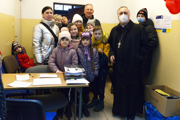 Nuncjusz Apostolski odwiedził Centrum Pomocy Uchodźcom przy parafii św. Małgorzaty w Łomiankach.