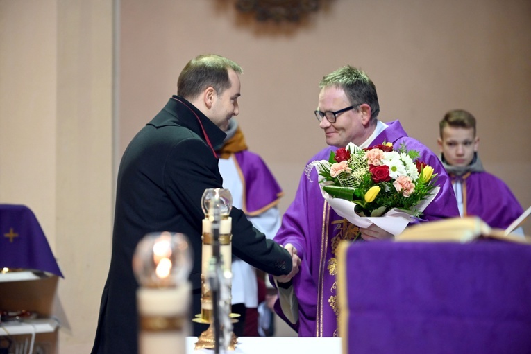 Nowego proboszcza powitał burmistrz Marcin Czerniec.