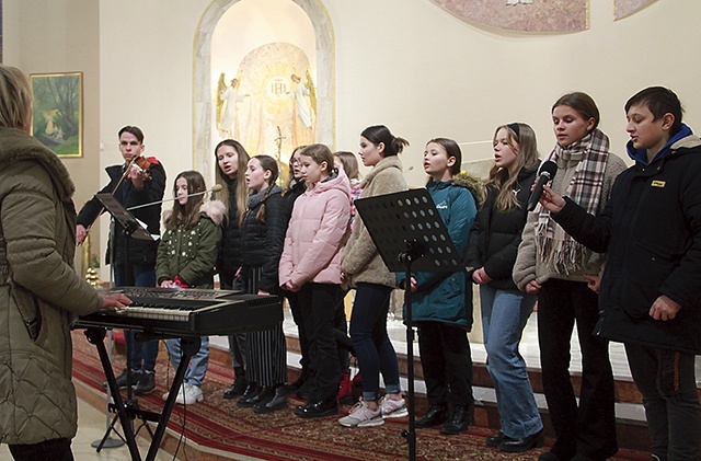 	Młodzież z miejscowej szkoły i jej absolwenci przygotowali montaż słowo-muzyczny „Modlitwa o pokój”.