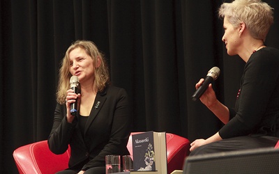 	Spotkanie z autorką (z lewej)  w dniu premiery książki poprowadziła Barbara Sadurska, jej koleżanka  ze szkolnej ławy, także pisarka.