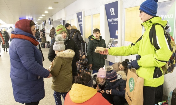 Tłumy na Centralnym. Śpią na podłodze, potrzebują pomocy