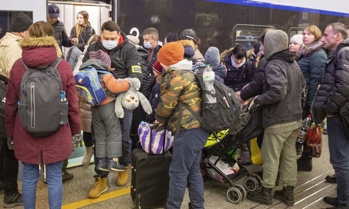 Tłumy na Centralnym. Śpią na podłodze, potrzebują pomocy