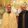 Kapłan i kleryk Taras w kaplicy leszczyńskiego kościoła.