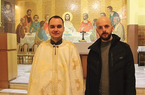 Kapłan i kleryk Taras w kaplicy leszczyńskiego kościoła.