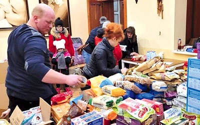 Podobne góry darów jak ta w parafii w Kisielicach zgromadziło wiele wspólnot naszej diecezji. 