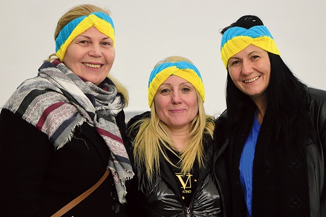 ▲	Pani Jolanta (pierwsza z lewej) robi na drutach opaski w barwach ukraińskich.