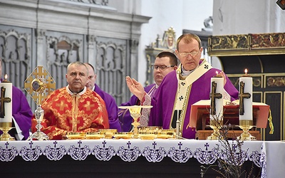 Eucharystię koncelebrowali kapłani diecezjalni i zakonni, a także ks. Włodzimierz Kucaj z parafii greckokatolickiej pw. św. Bartłomieja i Opieki Najświętszej Maryi Panny w Gdańsku.