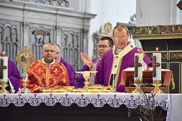 Eucharystię koncelebrowali kapłani diecezjalni i zakonni, a także ks. Włodzimierz Kucaj z parafii greckokatolickiej pw. św. Bartłomieja i Opieki Najświętszej Maryi Panny w Gdańsku.