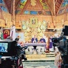 Eucharystia transmitowana była przez TV Polonia i Radio Rodzina.
