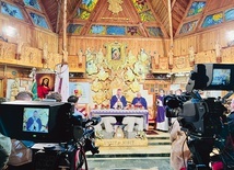Eucharystia transmitowana była przez TV Polonia i Radio Rodzina.