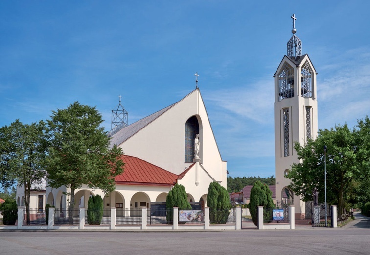 Kościól pw. Matki Bożej Królowej Polski w Nowej Dębie.