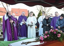 ▲	Obrzęd ostatniego pożegnania nad grobem zmarłego.