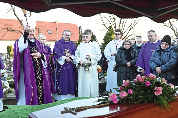 ▲	Obrzęd ostatniego pożegnania nad grobem zmarłego.