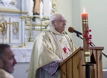 ▲	Z ks. Wiesławem Haczkiewiczem przy ołtarzu stanęli pochodzący z tej wspólnoty parafialnej: ks. Józef Czekański, ks. Andrzej Wojciechowski, ks. Paweł Łabuda i ks. Grzegorz Banda.