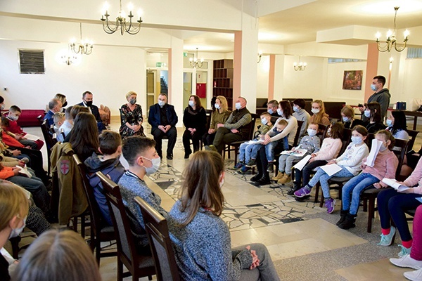 ▲	Agata Kornhauser-Duda wśród dzieci i młodzieży z Ukrainy.