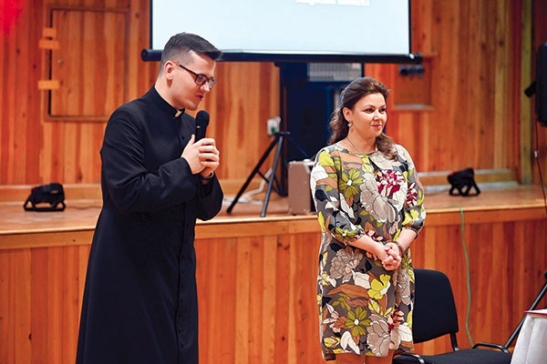 ▲	Ks. Łukasz Basisty przedstawiający prelegentkę. 