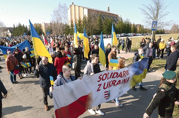 ▲	Mieszkańcy manifestowali przeciwko wojnie.