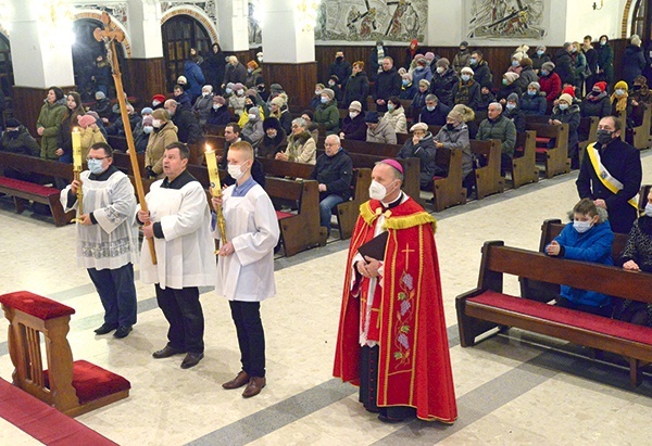 ▲	Wielkopostne nabożeństwo poprowadził bp Marek Solarczyk. 