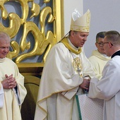 ▲	Radomski biskup pomocniczy przyjmuje życzenia  od al. Bartosza Fijałkowskiego. Z lewej ks. Marek Adamczyk.