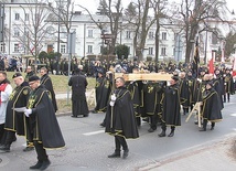 ▲	Droga Krzyżowa, która przeszła ulicami miasta, była wielką manifestacją wiary.