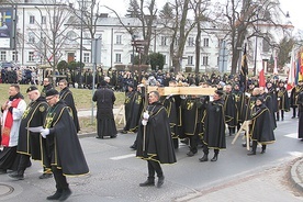 ▲	Droga Krzyżowa, która przeszła ulicami miasta, była wielką manifestacją wiary.