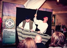 ▲	„Opowieści o Jonaszu” w wykonaniu Mariusza Kozubka i Tomasza Solorza – artystów Krakowskiego Teatru Biblijnego.