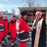 Na pierwszym planie lekarz Marcin Świerad i metropolita katowicki, w tle obiekt ratowników.