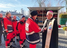 Na pierwszym planie lekarz Marcin Świerad i metropolita katowicki, w tle obiekt ratowników.