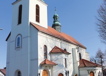 Świątynia parafialna otoczona jest cmentarzem, na którym pochowani są dwaj proboszczowie – o ich mogiły pieczołowicie dbają mieszkańcy.