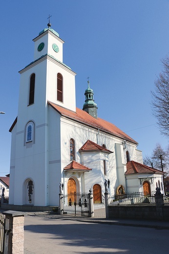 Świątynia parafialna otoczona jest cmentarzem, na którym pochowani są dwaj proboszczowie – o ich mogiły pieczołowicie dbają mieszkańcy.